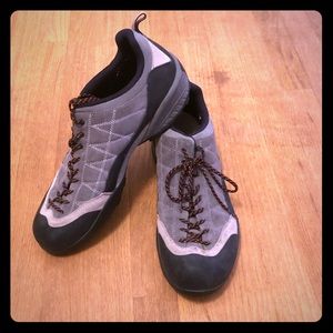 Men’s size 11M Scarpa shoes Vibram soles